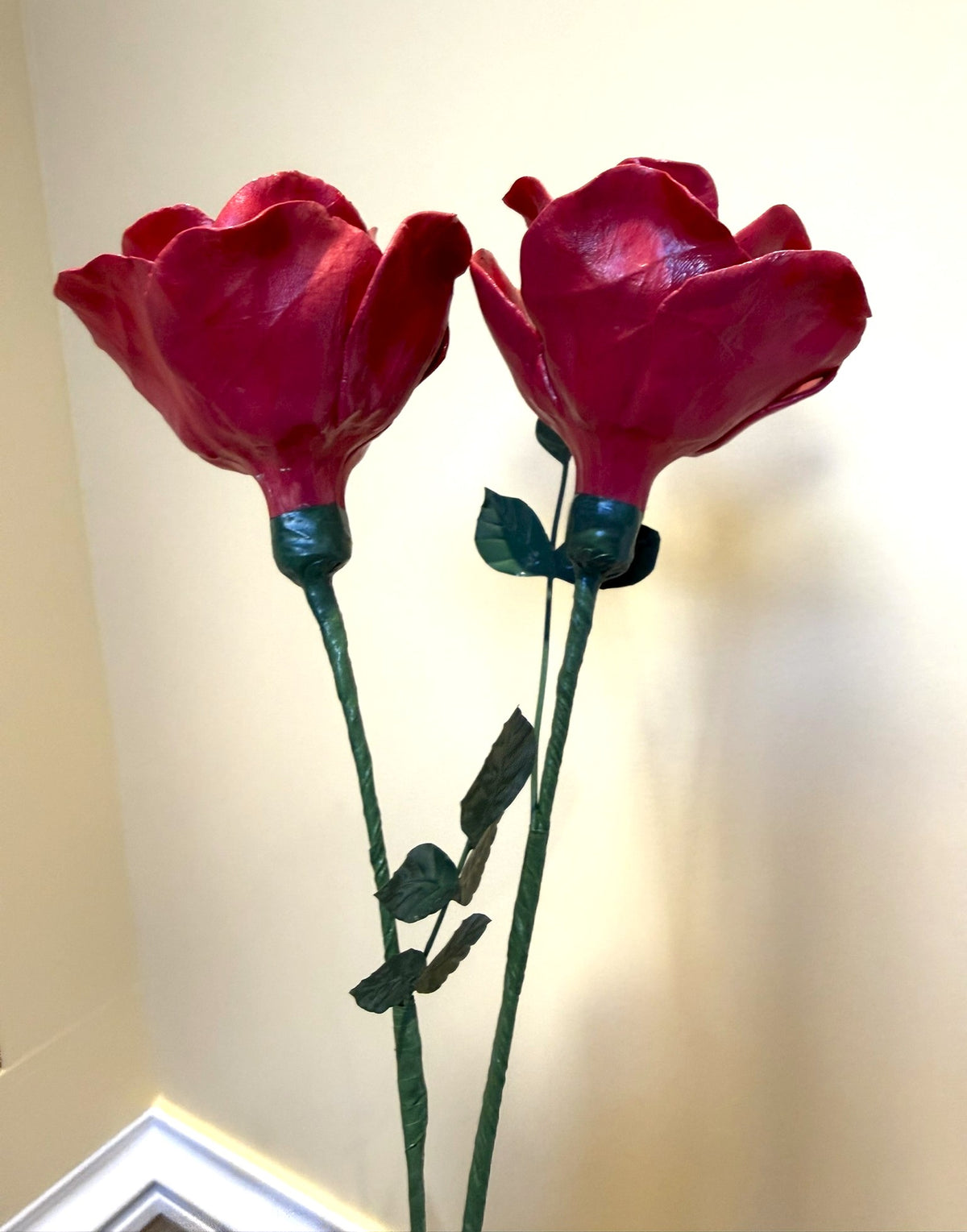 Tige de grande rose en biscuit de porcelaine rouge GRO-ENG-rouge-T