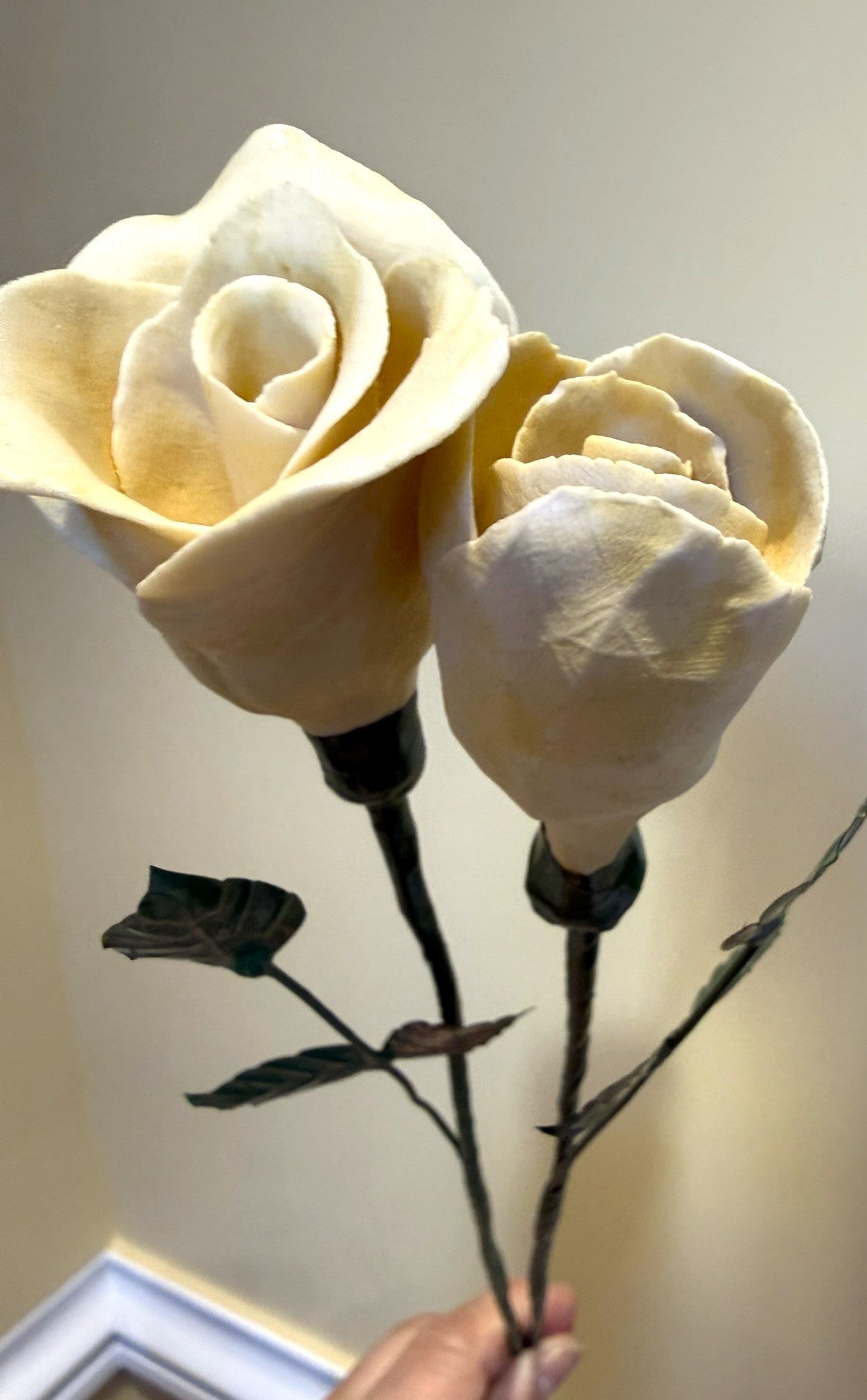 Tige de petite rose en biscuit de porcelaine jaune paille PRO-ENG-jauneP-T
