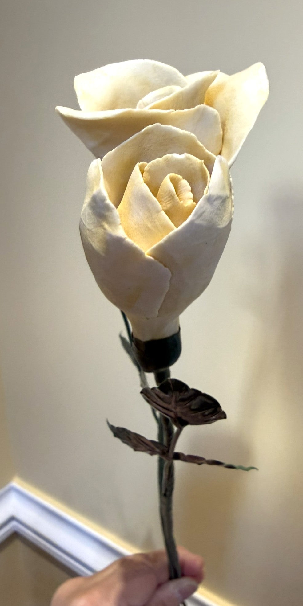 Tige de petite rose en biscuit de porcelaine jaune paille PRO-ENG-jauneP-T