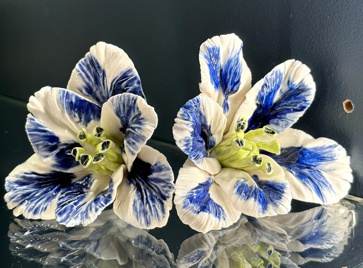 tulipe perroquet en porcelaine émaillée bleue à poser TPO-386-1-0-P