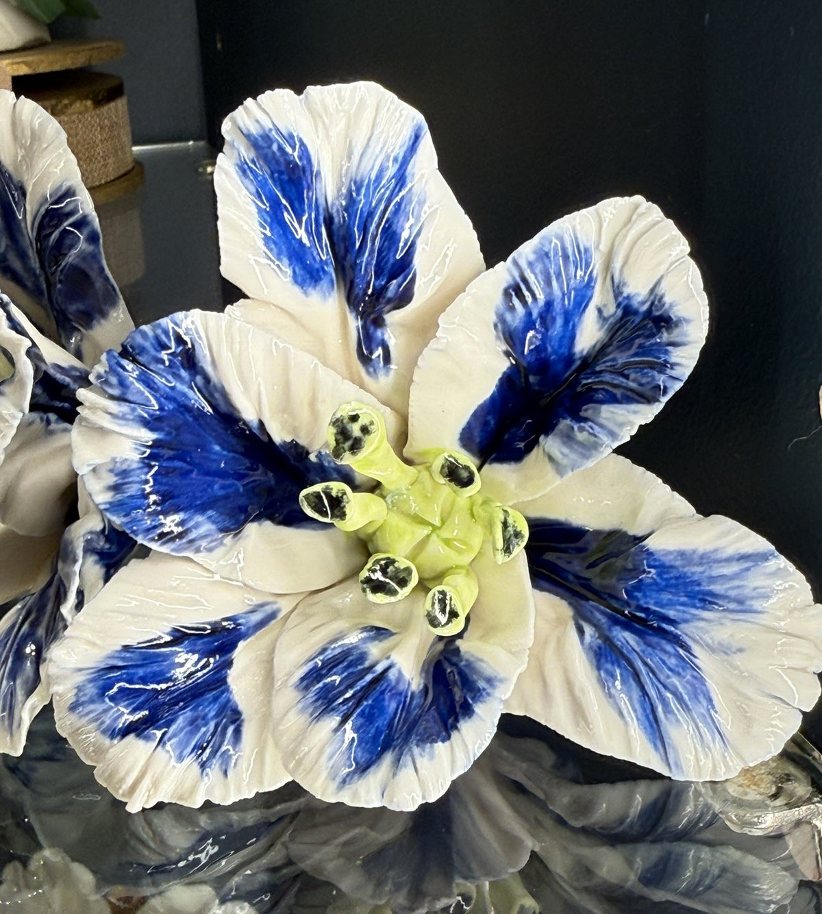 tulipe perroquet en porcelaine émaillée bleue à poser TPO-386-1-0-P