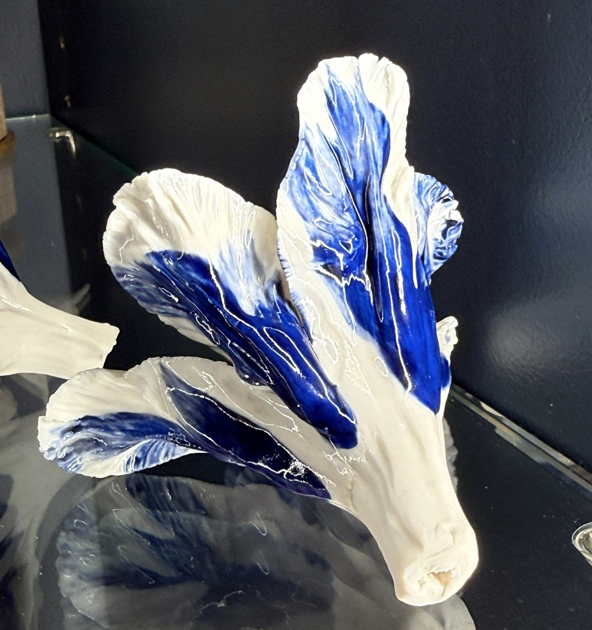 tulipe perroquet en porcelaine émaillée bleue à poser TPO-386-1-0-P