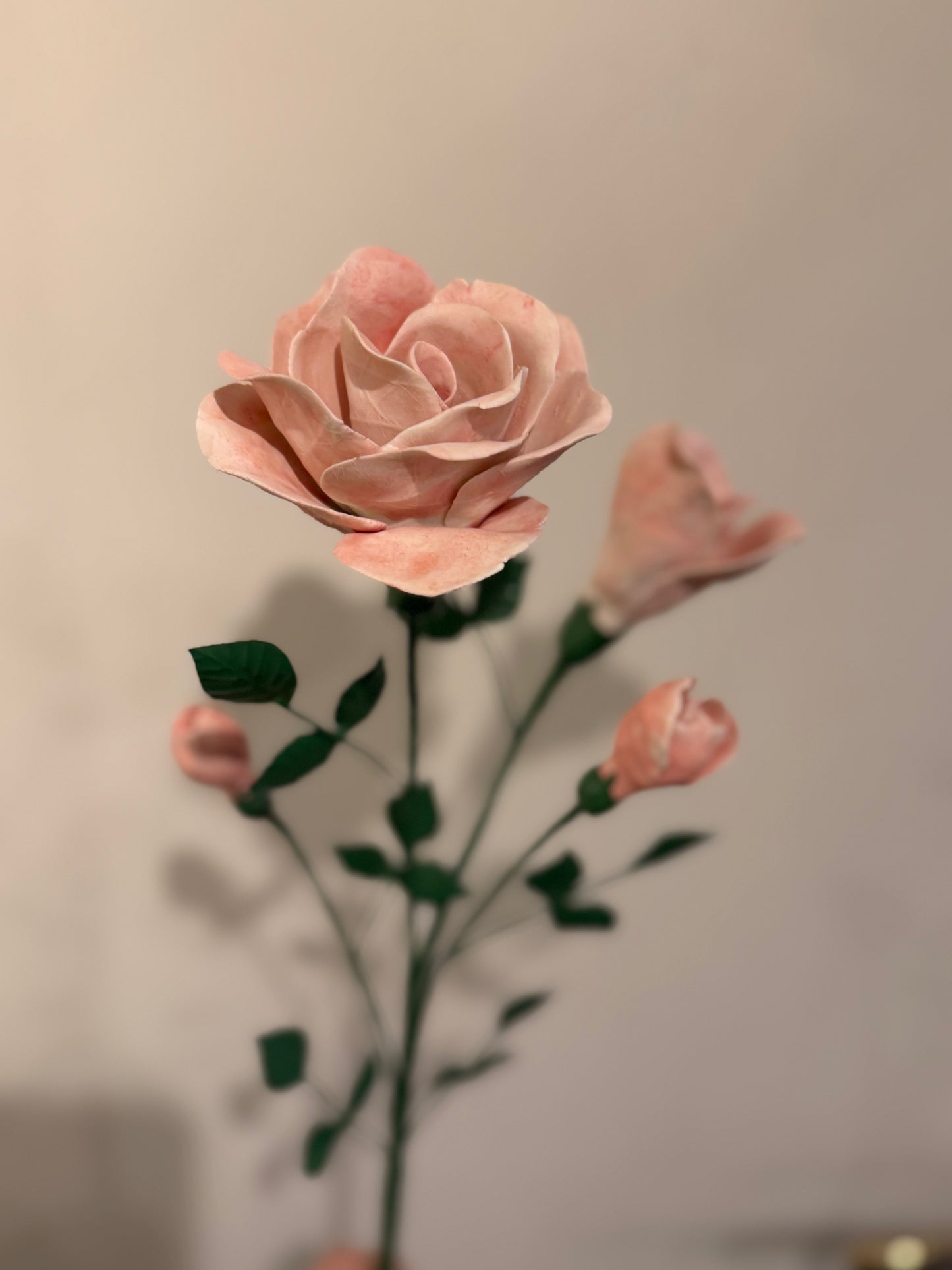 Tige branche de rosier en biscuit de porcelaine rose GROB-324-0-1-T