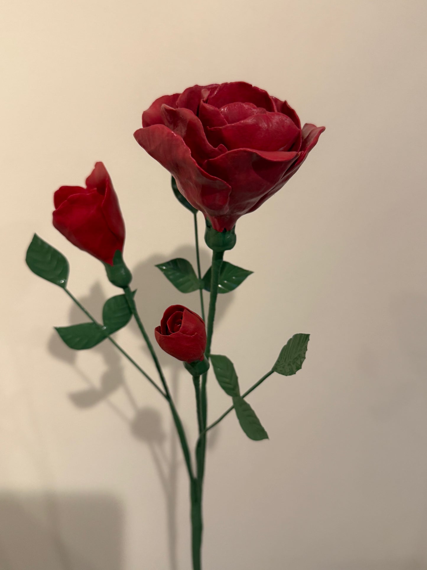 Tige branche de rosier en biscuit de porcelaine rouge GROB-388/382-0-1-T