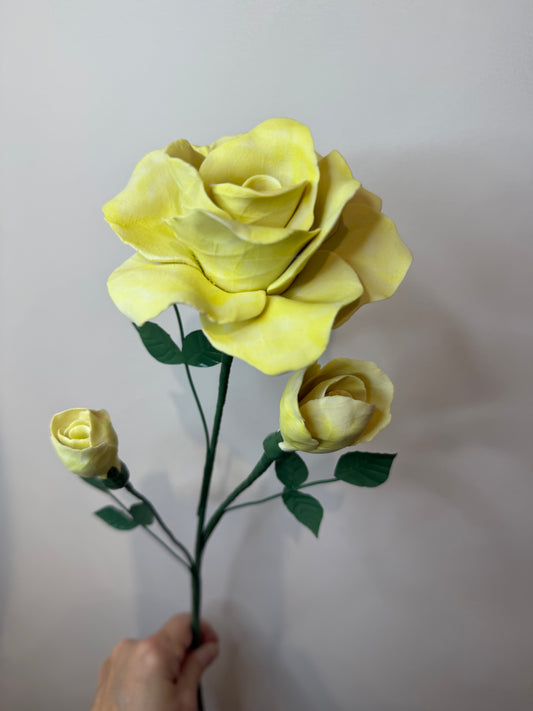 Tige branche de rosier en biscuit de porcelaine jaune GROB-350-0-1-T