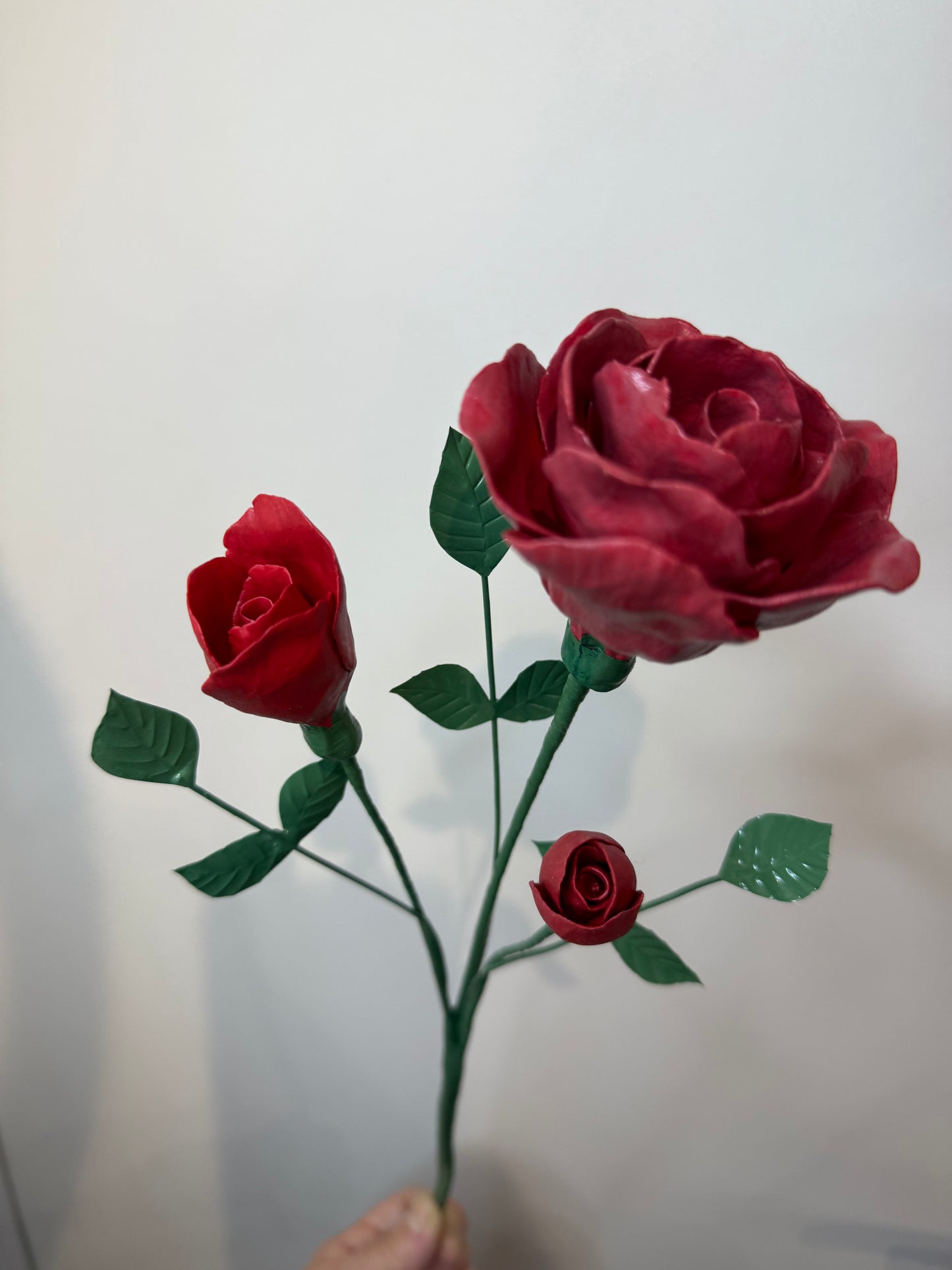 Tige branche de rosier en biscuit de porcelaine rouge GROB-388/382-0-1-T