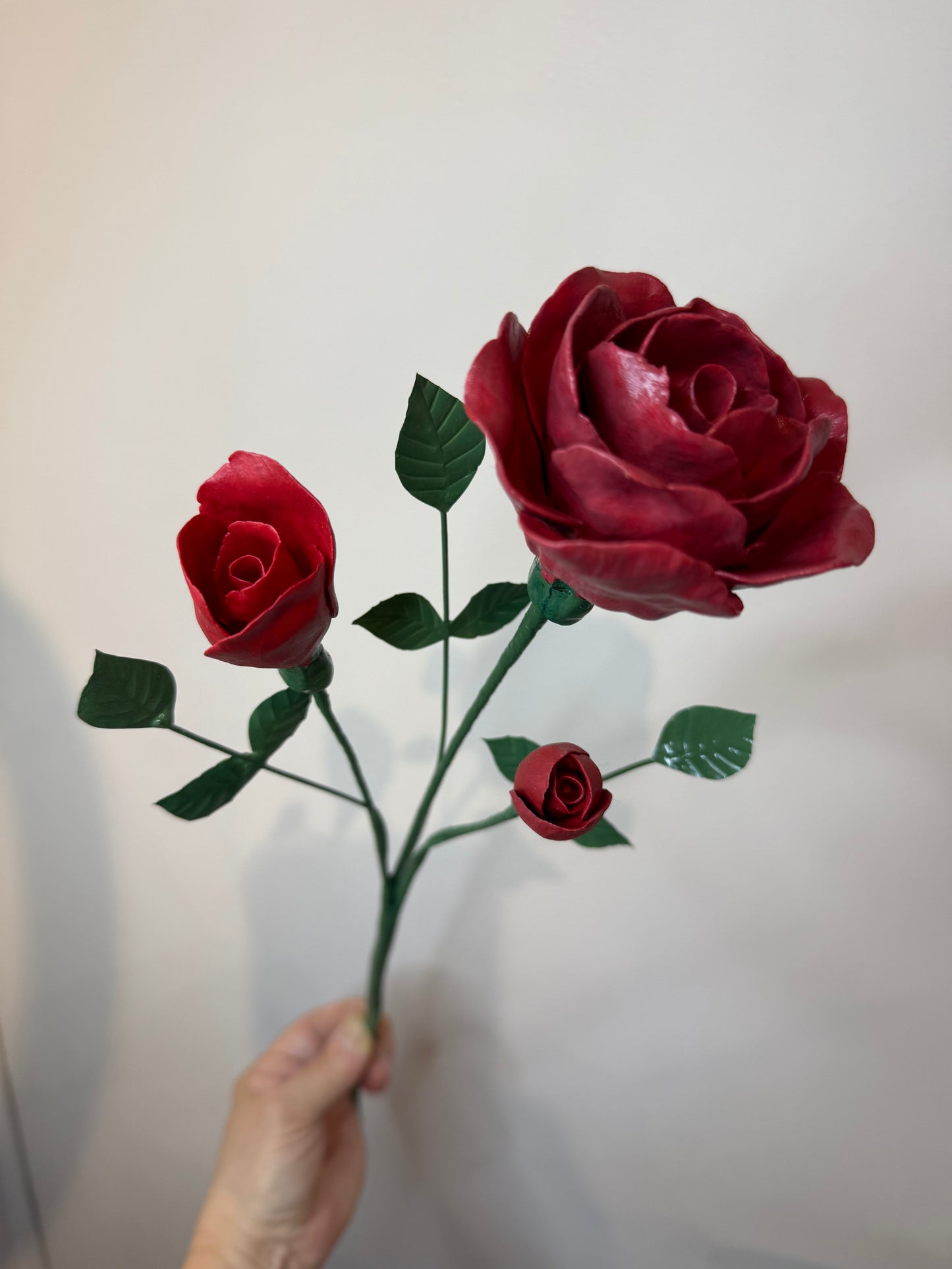 Tige branche de rosier en biscuit de porcelaine rouge GROB-388/382-0-1-T