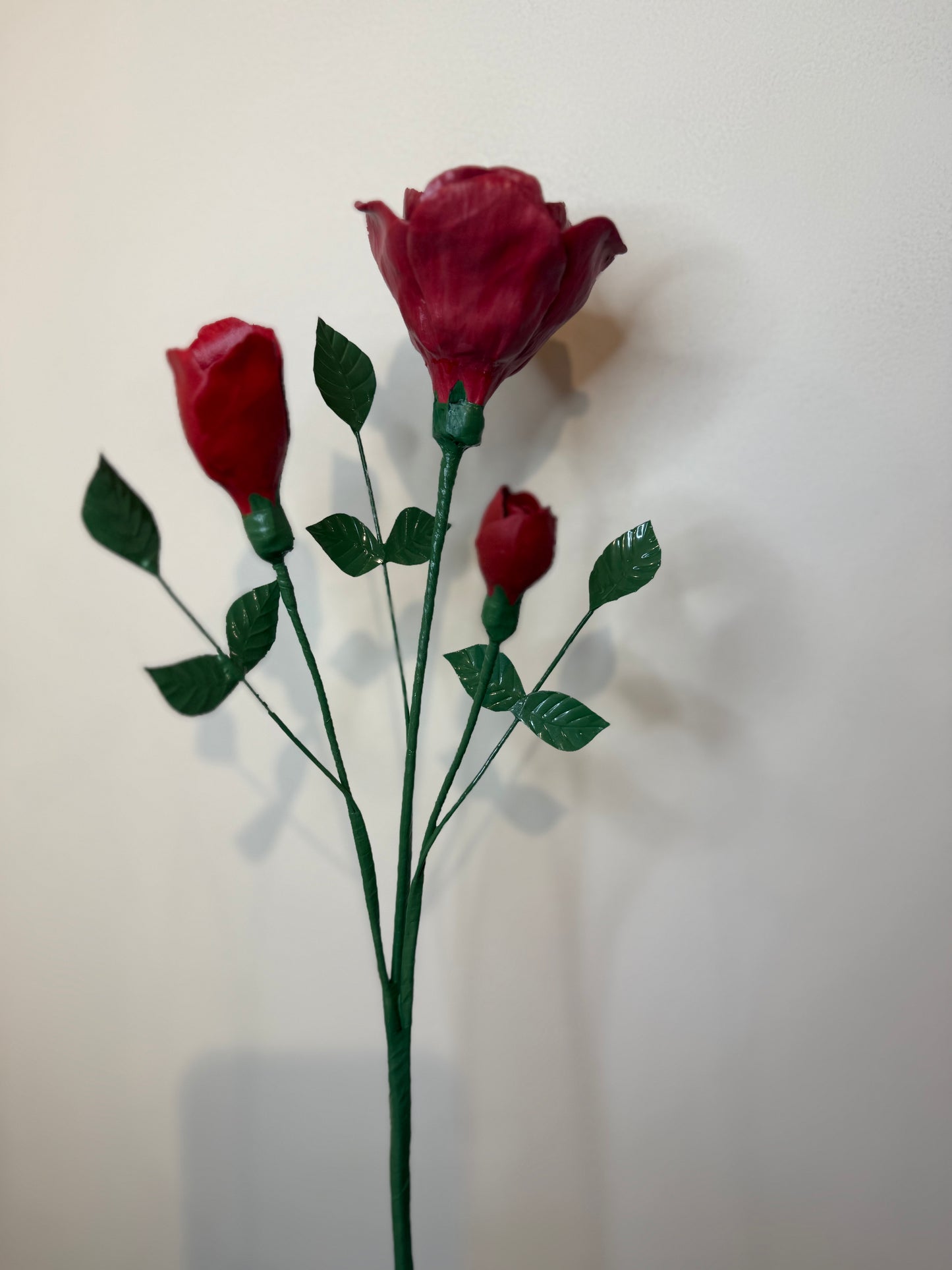 Tige branche de rosier en biscuit de porcelaine rouge GROB-388/382-0-1-T