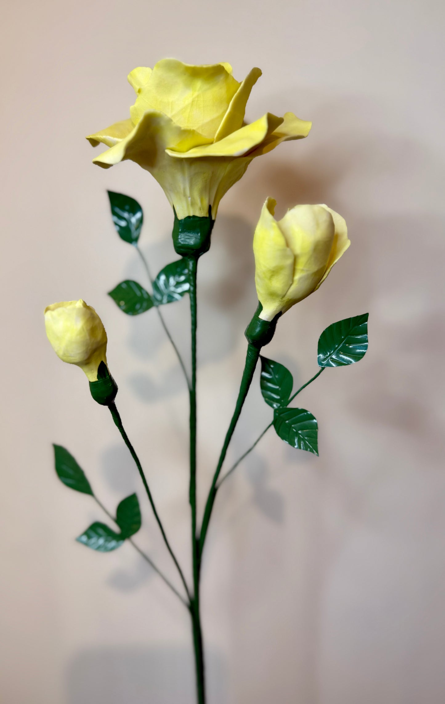 Tige branche de rosier en biscuit de porcelaine jaune GROB-350-0-1-T