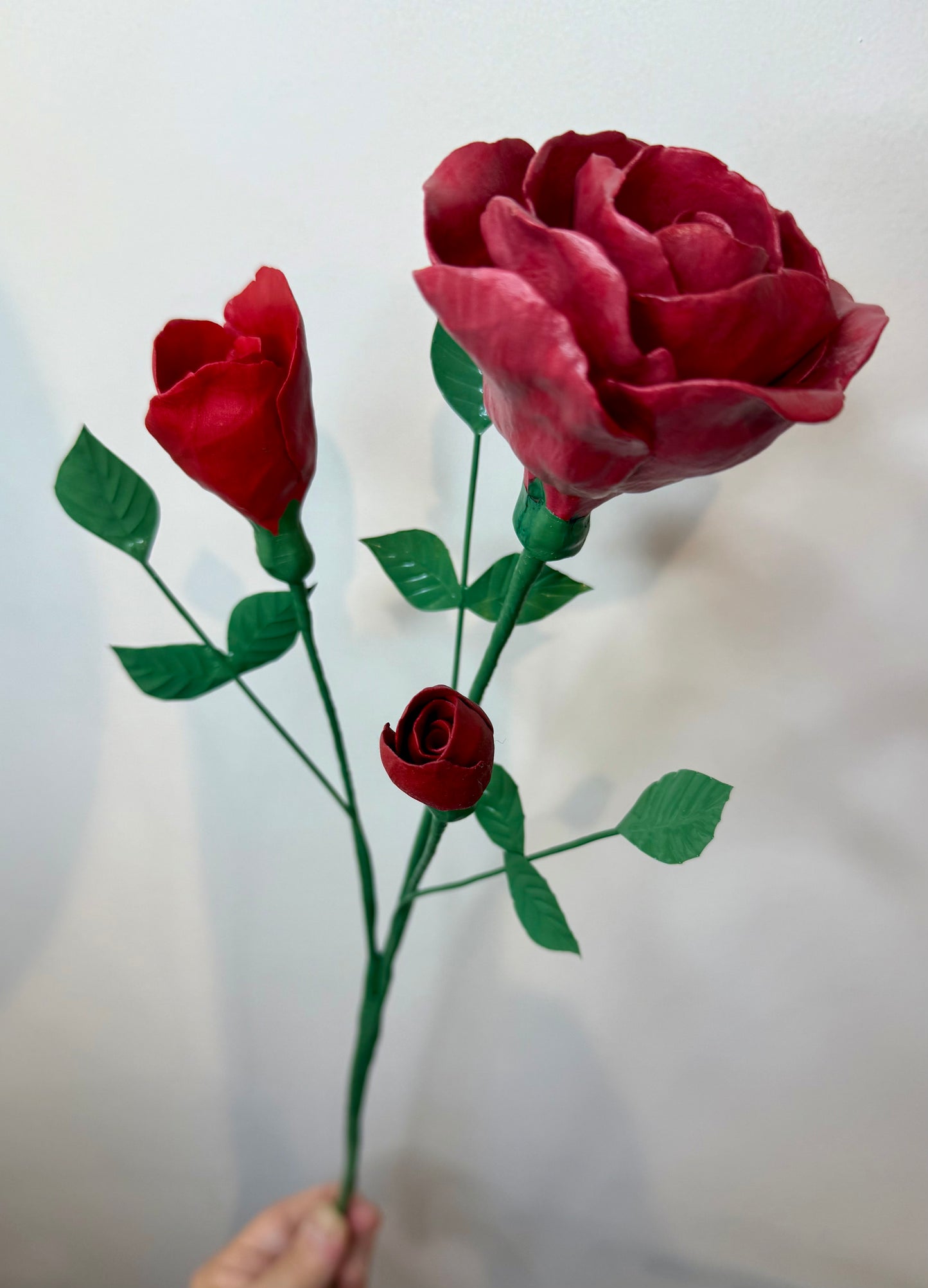 Tige branche de rosier en biscuit de porcelaine rouge GROB-388/382-0-1-T